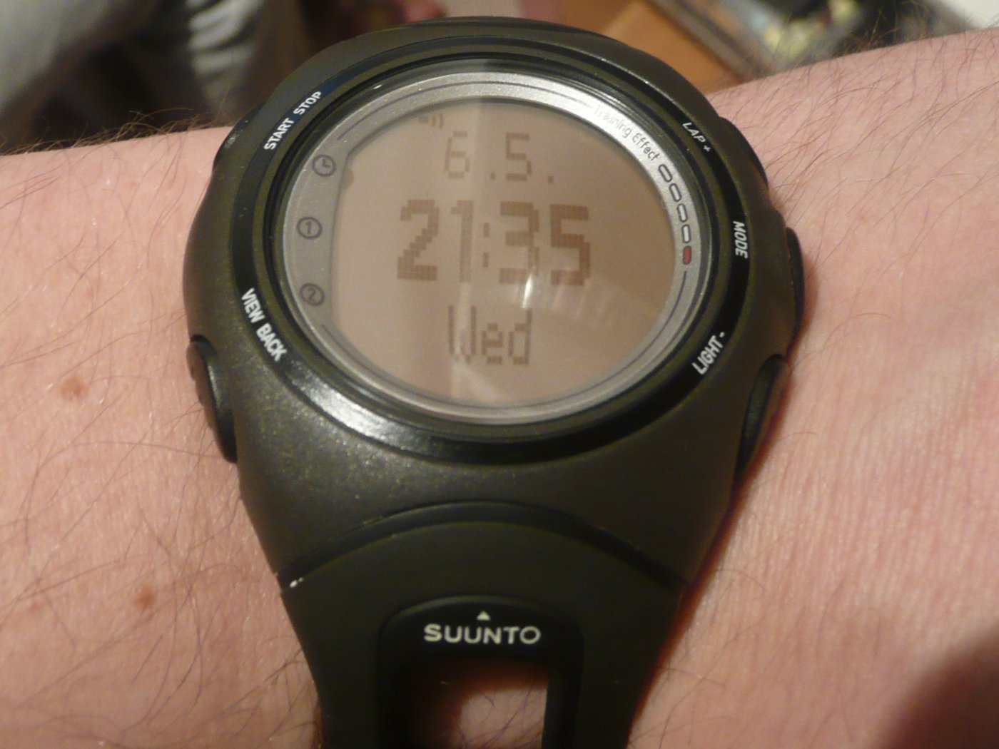 Часы-пульсометр Suunto t6c на руке